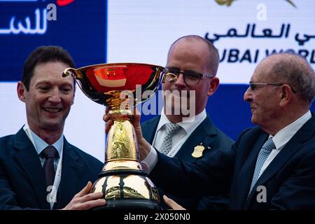 Derrick Smith, Michael Tabor, la signora John Magnier e Westerberg, sollevano la Dubai Gold Cup, 30/03/24. Crediti JTW equine Images / Alamy. Foto Stock