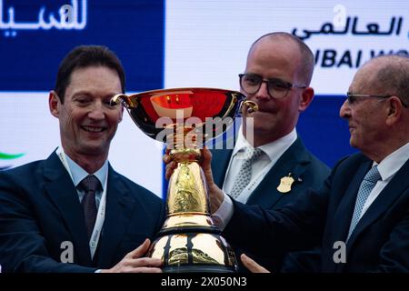 Derrick Smith, Michael Tabor, la signora John Magnier e Westerberg, sollevano la Dubai Gold Cup, 30/03/24. Crediti JTW equine Images / Alamy. Foto Stock