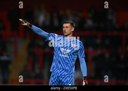 Il portiere Liam Roberts ( 1 Barnsley) gesta durante la partita di Sky Bet League 1 tra Stevenage e Barnsley al Lamex Stadium di Stevenage martedì 9 aprile 2024. (Foto: Kevin Hodgson | mi News) crediti: MI News & Sport /Alamy Live News Foto Stock