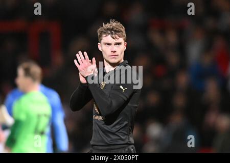 Luca Connell (48 Barnsley) durante la partita di Sky Bet League 1 tra Stevenage e Barnsley al Lamex Stadium di Stevenage martedì 9 aprile 2024. (Foto: Kevin Hodgson | mi News) crediti: MI News & Sport /Alamy Live News Foto Stock