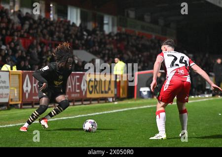 Fabio Jalo (12 Barnsley) controlla il pallone durante la partita di Sky Bet League 1 tra Stevenage e Barnsley al Lamex Stadium di Stevenage martedì 9 aprile 2024. (Foto: Kevin Hodgson | mi News) crediti: MI News & Sport /Alamy Live News Foto Stock