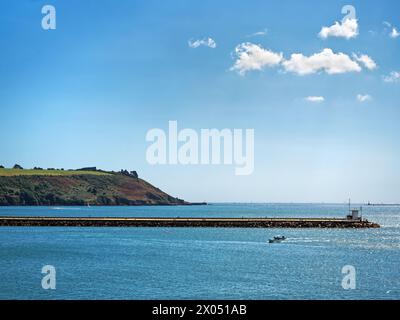 Regno Unito, Devon, Plymouth, The Hoe, Fort Bovisand e Mount Batten Breakwater da Madeira Road. Foto Stock