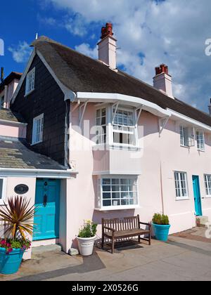 Regno Unito, Dorset, Lyme Regis, cottage con tetto in paglia sulla Marine Parade. Foto Stock