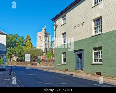 Regno Unito, Devon, Axminster, St Mary's Church da West Street. Foto Stock