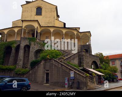 Varallo, Italia - 19 agosto 2022: Veduta della chiesa di San Gaudenzio nel centro della città Foto Stock