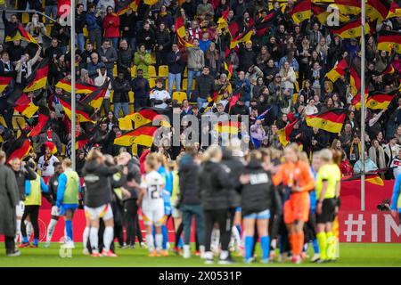 AQUISGRANA, GERMANIA - 9 APRILE: Tifosi e tifosi della Germania durante la partita di qualificazione al CAMPIONATO europeo di calcio femminile 2025 tra Germania e Islanda a Tivoli il 9 aprile 2024 ad Aquisgrana, Germania. (Foto di Tobias Giesen/BSR Agency) Foto Stock