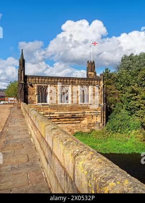 Regno Unito, West Yorkshire, Wakefield, Chantry Chapel of St Mary the Virgin e The Medieval Bridge over the River Calder. Foto Stock