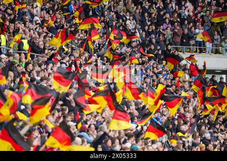 AQUISGRANA, GERMANIA - 9 APRILE: Tifosi e tifosi della Germania durante la partita di qualificazione al CAMPIONATO europeo di calcio femminile 2025 tra Germania e Islanda a Tivoli il 9 aprile 2024 ad Aquisgrana, Germania. (Foto di Tobias Giesen/BSR Agency) Foto Stock