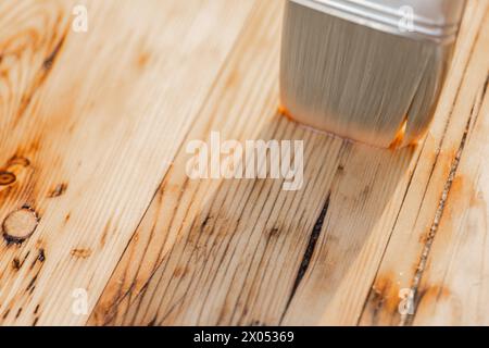 Impregnazione di pannelli di legno con olio.protezione della superficie di legno da eventuali danni.impregnazione di un tavolo con olio protettivo. Foto Stock