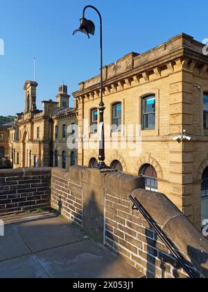 Regno Unito, West Yorkshire, città di Bradford, Shipley, Saltaire, edificio per uffici di Salts Mill. Foto Stock