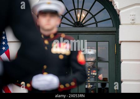 Washington, Stati Uniti. 09 aprile 2024. I membri dei Marines aspettano che il presidente Joe Biden e la First Lady Jill Biden diano il benvenuto al primo ministro del Giappone Fumio Kishida e sua moglie Yuko Kishida alla Casa Bianca di Washington, DC martedì 9 aprile 2024. Foto di Bonnie Cash/UPI credito: UPI/Alamy Live News Foto Stock