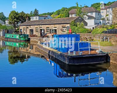 Regno Unito, West Yorkshire, Bingley, Bingley Five Rise Locks Cafe e Leeds e Liverpool Canal. Foto Stock