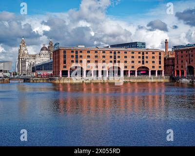 Regno Unito, Liverpool, Royal Albert Dock con Pier Head e le tre Grazie sullo sfondo. Foto Stock