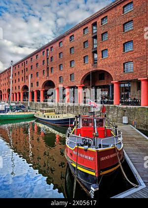 Regno Unito, Liverpool, Royal Albert Dock magazzini e barche. Foto Stock