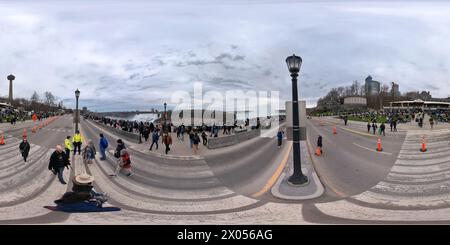 Visualizzazione panoramica a 360 gradi di Cascate del Niagara, Canada. 8 aprile 2024. Il Queen Victoria Park a Niagara Falls Ontario è un luogo di ritrovo per l'eclissi solare del 2024. Le Cascate del Niagara sono ex