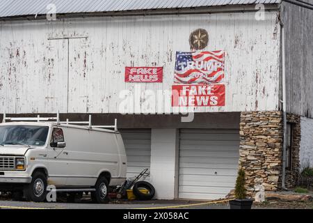 Contea di Lancaster, Pennsylvania – 7 marzo 2024: Trump Election 2024 Sign e Fake News Sign sul lato di un fienile con HEX Sign nella zona rurale di Lancaster Cou Foto Stock