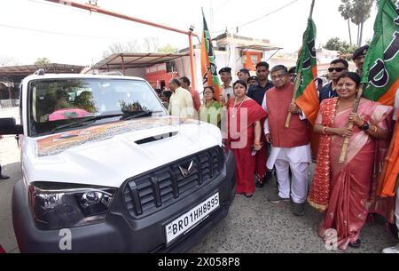 Patna, India. 09 aprile 2024. PATNA, INDIA - 9 APRILE: Candidato BJP da Patna Saheb Lok Sabha seggio Ravishankar Prasad che sventola dai veicoli Shakti Sampark Yatra in vista delle elezioni di Lok Sabha del 2024 presso l'ufficio BJP il 9 aprile 2024 a Patna, India. (Foto di Santosh Kumar/Hindustan Times/Sipa USA) credito: SIPA USA/Alamy Live News Foto Stock