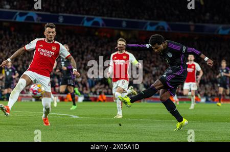 Londra, Regno Unito. 10 aprile 2024. Serge Gnabry (front R) del Bayern Monaco spara durante la partita di 1a gamba dei quarti di finale di UEFA Champions League tra Bayern Monaco e Arsenal a Londra, Regno Unito, 9 aprile 2024. Crediti: Xinhua/Alamy Live News Foto Stock