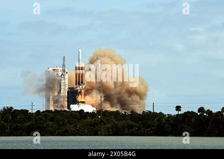 Cape Canaveral Space Force Station, Brevard County, Florida, Stati Uniti. (9 aprile 2024) - il programma Delta, che si estende per 60 anni, si è concluso con il lancio dell'ultimo razzo Delta IV Heavy da parte della United Launch Alliance (ULA) alle 12:53 p.m. EDT dallo Space Launch Complex-37. Il razzo, che trasporta la missione NROL-70 per il National Reconnaissance Office, segna la fine dell'era Delta e avvia il futuro del sollevamento pesante sul razzo Vulcan di prossima generazione dell'ULA. Crediti: Julian Leek/Alamy Live News Foto Stock