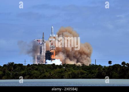 Cape Canaveral Space Force Station, Brevard County, Florida, Stati Uniti. (9 aprile 2024) - il programma Delta, che si estende per 60 anni, si è concluso con il lancio dell'ultimo razzo Delta IV Heavy da parte della United Launch Alliance (ULA) alle 12:53 p.m. EDT dallo Space Launch Complex-37. Il razzo, che trasporta la missione NROL-70 per il National Reconnaissance Office, segna la fine dell'era Delta e avvia il futuro del sollevamento pesante sul razzo Vulcan di prossima generazione dell'ULA. Crediti: Julian Leek/Alamy Live News Foto Stock