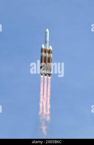 Cape Canaveral Space Force Station, Brevard County, Florida, Stati Uniti. (9 aprile 2024) - il programma Delta, che si estende per 60 anni, si è concluso con il lancio dell'ultimo razzo Delta IV Heavy da parte della United Launch Alliance (ULA) alle 12:53 p.m. EDT dallo Space Launch Complex-37. Il razzo, che trasporta la missione NROL-70 per il National Reconnaissance Office, segna la fine dell'era Delta e avvia il futuro del sollevamento pesante sul razzo Vulcan di prossima generazione dell'ULA. Crediti: Julian Leek/Alamy Live News Foto Stock