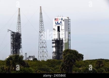 Cape Canaveral Space Force Station, Brevard County, Florida, Stati Uniti. (9 aprile 2024) - il programma Delta, che si estende per 60 anni, si è concluso con il lancio dell'ultimo razzo Delta IV Heavy da parte della United Launch Alliance (ULA) alle 12:53 p.m. EDT dallo Space Launch Complex-37. Il razzo, che trasporta la missione NROL-70 per il National Reconnaissance Office, segna la fine dell'era Delta e avvia il futuro del sollevamento pesante sul razzo Vulcan di prossima generazione dell'ULA. Crediti: Julian Leek/Alamy Live News Foto Stock
