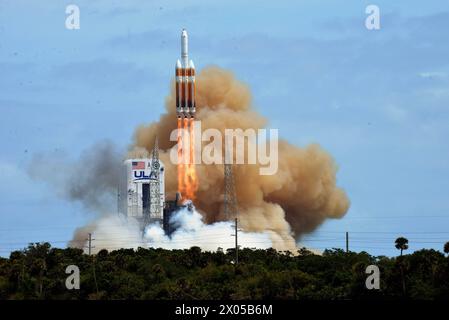 Cape Canaveral Space Force Station, Brevard County, Florida, Stati Uniti. (9 aprile 2024) - il programma Delta, che si estende per 60 anni, si è concluso con il lancio dell'ultimo razzo Delta IV Heavy da parte della United Launch Alliance (ULA) alle 12:53 p.m. EDT dallo Space Launch Complex-37. Il razzo, che trasporta la missione NROL-70 per il National Reconnaissance Office, segna la fine dell'era Delta e avvia il futuro del sollevamento pesante sul razzo Vulcan di prossima generazione dell'ULA. Crediti: Julian Leek/Alamy Live News Foto Stock