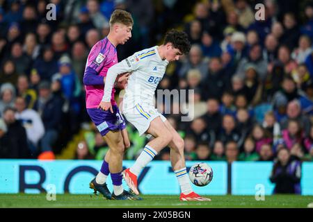 LEEDS, INGHILTERRA - 9 APRILE: Archie Gray Central centrocampo del Leeds United compete per il ballo con Jack Clarke lasciato Winger del Sunderland FC durante il match per il titolo Sky Bet tra Leeds United e Sunderland all'Elland Road Stadium il 9 aprile 2024 a Leeds, Inghilterra. (Foto di Francisco Macia/Photo Players Images) Foto Stock