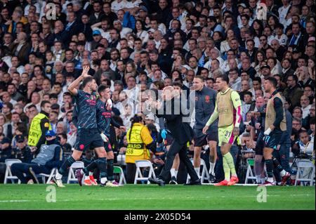 Madrid, Madrid, Spagna. 9 aprile 2024. I giocatori del Manchester City festeggiano un gol con Josep Pep Guardiola, allenatore del Manchester City, durante la partita di andata dei quarti di finale di UEFA Champions League tra il Real Madrid CF e il Manchester City all'Estadio Santiago Bernabeu il 9 aprile 2024 a Madrid, Spagna. (Credit Image: © Alberto Gardin/ZUMA Press Wire) SOLO PER USO EDITORIALE! Non per USO commerciale! Foto Stock