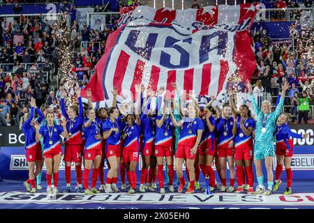 Columbus, Ohio, Stati Uniti. 9 aprile 2024. Le giocatrici della nazionale femminile degli Stati Uniti celebrano la loro vittoria nella partita tra la nazionale femminile degli Stati Uniti e la nazionale femminile canadese al Lower.com Field di Columbus, Ohio. Gli Stati Uniti hanno vinto il 3-2 (Credit Image: © Scott Stuart/ZUMA Press Wire) SOLO PER L'USO EDITORIALE! Non per USO commerciale! Foto Stock