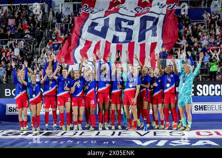 Columbus, Ohio, Stati Uniti. 9 aprile 2024. Le giocatrici della nazionale femminile degli Stati Uniti celebrano la loro vittoria nella partita tra la nazionale femminile degli Stati Uniti e la nazionale femminile canadese al Lower.com Field di Columbus, Ohio. Gli Stati Uniti hanno vinto il 3-2 (Credit Image: © Scott Stuart/ZUMA Press Wire) SOLO PER L'USO EDITORIALE! Non per USO commerciale! Foto Stock