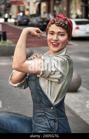 La Street art onora Rosie the Riveter e le donne che hanno prestato servizio nell'industria durante la seconda guerra mondiale Maryland National Harbor, vicino a Washington, DC. Foto Stock