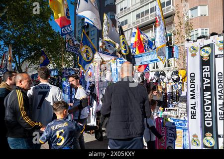 Madrid, Spagna. 09 aprile 2024. I tifosi del Real Madrid acquistano articoli prima di assistere alla partita di Champions League contro la squadra britannica del Manchester City allo stadio Santiago Bernabéu. Credito: SOPA Images Limited/Alamy Live News Foto Stock