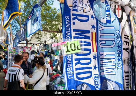 Madrid, Spagna. 09 aprile 2024. I tifosi del Real Madrid acquistano articoli prima di assistere alla partita di Champions League contro la squadra britannica del Manchester City allo stadio Santiago Bernabéu. Credito: SOPA Images Limited/Alamy Live News Foto Stock