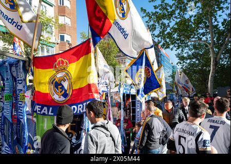 Madrid, Spagna. 09 aprile 2024. I tifosi del Real Madrid acquistano articoli prima di assistere alla partita di Champions League contro la squadra britannica del Manchester City allo stadio Santiago Bernabéu. (Foto di Miguel candela/SOPA Images/Sipa USA) credito: SIPA USA/Alamy Live News Foto Stock