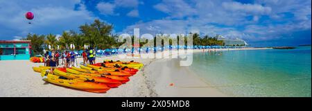 Coco Cay, Bahamas - 29 aprile 2022: Persone che si divertono con i kayak colorati sull'isola di Cococay, il posto privato dell'isola di proprietà della Royal Caribbean Cruise Line dove gli ospiti possono trascorrere la giornata Foto Stock