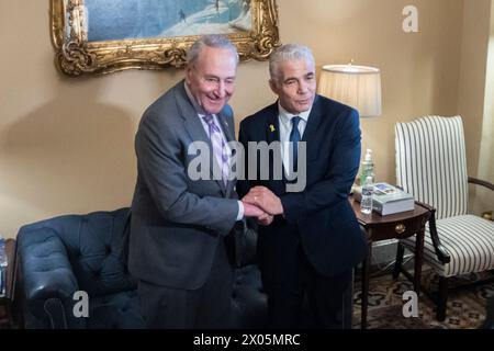 Washington, Stati Uniti. 09 aprile 2024. Chuck Schumer (Democratico di New York), leader della maggioranza del Senato degli Stati Uniti, a sinistra, si unisce al leader dell'opposizione israeliana Yair Lapid per una foto al Campidoglio degli Stati Uniti a Washington, DC, USA, martedì 9 aprile, 2024. foto di Rod Lamkey/CNP/ABACAPRESS.COM credito: abaca Press/Alamy Live News Foto Stock