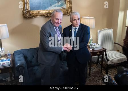 Washington, Stati Uniti. 09 aprile 2024. Chuck Schumer (Democratico di New York), leader della maggioranza del Senato degli Stati Uniti, a sinistra, si unisce al leader dell'opposizione israeliana Yair Lapid per una foto al Campidoglio degli Stati Uniti a Washington, DC, USA, martedì 9 aprile, 2024. foto di Rod Lamkey/CNP/ABACAPRESS.COM credito: abaca Press/Alamy Live News Foto Stock