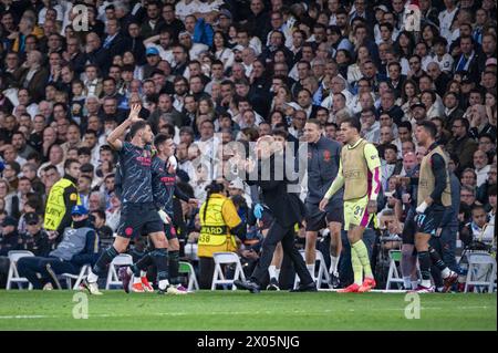 Madrid, Spagna. 09 aprile 2024. I giocatori del Manchester City festeggiano un gol con Josep Pep Guardiola, allenatore del Manchester City, durante la partita di andata dei quarti di finale di UEFA Champions League tra il Real Madrid CF e il Manchester City all'Estadio Santiago Bernabeu il 9 aprile 2024 a Madrid, Spagna. Credito: Agenzia fotografica indipendente/Alamy Live News Foto Stock