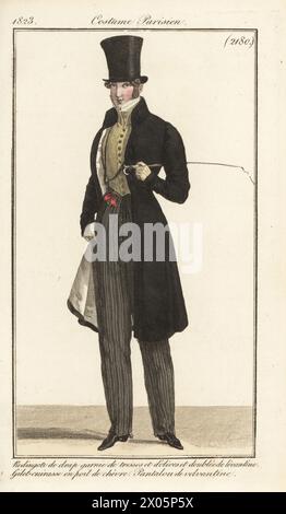 Dandy francese in cappello, camice con trecce e rana rivestita in seta levantina, gilet con petto in pelle di capra, pantaloni in velluto, con un raccolto da equitazione. Redingote de drap garnie de tresses et d'olives et doublee de Levantine, gilet-cuirasse en poil de chevre, pantalon de velvantine. Foto Stock