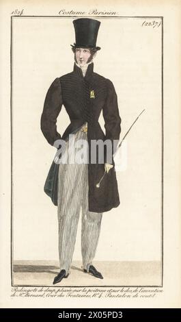 Dandy francese in cappello, camice con petto e schiena a pieghe (creato da Mr. Bernard, 4 Cour des Fontaines), pantaloni in cotone a righe. Redingote de drap, plissee sur la poitrine et sur le dos, de l'Invention de Mr. Bernard. Pantalon de coutil. Incisione su lastra di rame colorata a mano dopo un piatto di moda di Louis Marie Lante dal Journal des Dames et des Modes di Pierre de la Mesangere, Magazine of Women and Fashion, Parigi, 1824. Foto Stock