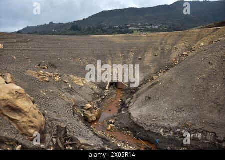 Bogotà, Colombia. 8 aprile 2024. Una vista del bacino idrico di San Rafael di acqua potabile a la Calera, in Colombia, dopo che la siccità ha abbassato il livello dell'acqua, l'8 aprile 2024. Foto di: Cristian Bayona/Long Visual Press credito: Long Visual Press/Alamy Live News Foto Stock