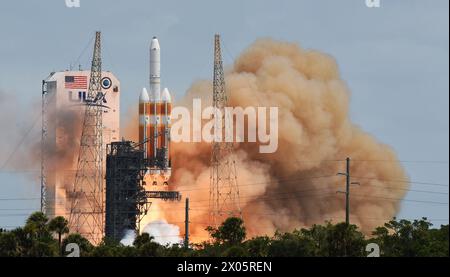 Cape Canaveral, Stati Uniti. 09 aprile 2024. Un razzo Delta IV Heavy della United Launch Alliance (ULA) viene lanciato dal pad 37 alla Cape Canaveral Space Force Station portando un satellite spia classificato per il National Reconnaissance Office (NRO), a Cape Canaveral. Questo è il lancio finale di un razzo Delta, in quanto il Delta è stato sostituito dal nuovo razzo Vulcan. Credito: SOPA Images Limited/Alamy Live News Foto Stock