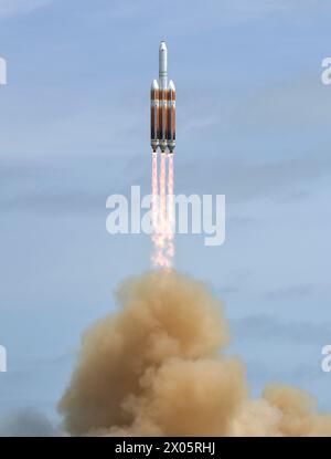 Cape Canaveral, Stati Uniti. 09 aprile 2024. Un razzo Delta IV Heavy della United Launch Alliance (ULA) viene lanciato dal pad 37 alla Cape Canaveral Space Force Station portando un satellite spia classificato per il National Reconnaissance Office (NRO), a Cape Canaveral. Questo è il lancio finale di un razzo Delta, in quanto il Delta è stato sostituito dal nuovo razzo Vulcan. (Foto di Paul Hennessy/SOPA Images/Sipa USA) credito: SIPA USA/Alamy Live News Foto Stock