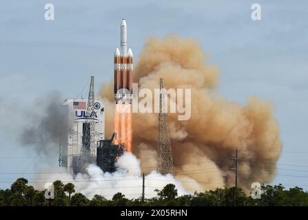 Cape Canaveral, Stati Uniti. 09 aprile 2024. Un razzo Delta IV Heavy della United Launch Alliance (ULA) viene lanciato dal pad 37 alla Cape Canaveral Space Force Station portando un satellite spia classificato per il National Reconnaissance Office (NRO), a Cape Canaveral. Questo è il lancio finale di un razzo Delta, in quanto il Delta è stato sostituito dal nuovo razzo Vulcan. (Foto di Paul Hennessy/SOPA Images/Sipa USA) credito: SIPA USA/Alamy Live News Foto Stock
