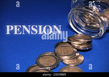 Vaso con segno di pensione e di valuta europea Euro come risparmio per il pensionamento in Europa. Foto Stock