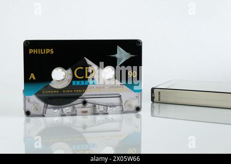 Audiocassetta Philips CD Extra 90 su sfondo bianco isolata con riflesso Foto Stock