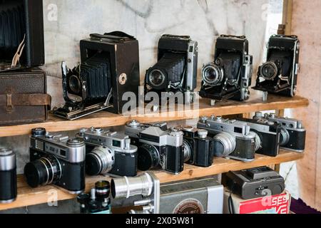 Macchine fotografiche sovietiche d'epoca sugli scaffali di un mercato Foto Stock