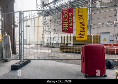 Willkommen, grande apertura - diese Botschaften sind der Zeit voraus. Der neue Durchgangsbahnhof wird erst 2025 eingeweit. Requisiten von Straßenkünstlern während der Tage der offenen Baustelle am neuen Hauptbahnhof, Milliardenprojekt Stoccarda 21. // 01.04.2024, Stoccarda, Baden-Württemberg, Deutschland, Europa *** Benvenuti, grande apertura questi messaggi sono in anticipo rispetto ai loro tempi la nuova stazione di Through non sarà aperta fino al 2025 Props di artisti di strada durante i giorni di costruzione aperta presso la nuova stazione principale, Stoccarda 21 01 04 2024, Stoccarda, Baden Württemberg, Germania, Europa miliardi Foto Stock