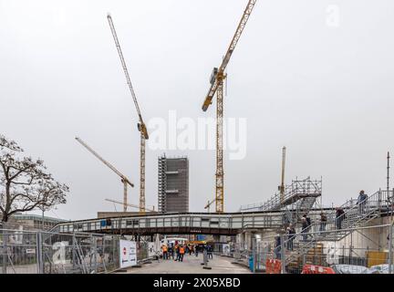 Massiccio temporäre Ersatzbauten an der Baustelles des Milliardenprojekts Stoccarda 21. Damit Reisende zu den Zügen kommen, wurde dieser mehrere hundert Meter lange Fußgängersteg über die Baustelle gebaut. Tage der offenen Baustelle am neuen Hauptbahnhof. // 01.04.2024, Stoccarda, Baden-Württemberg, Deutschland, Europa **** massicce strutture di sostituzione temporanea nel cantiere del progetto da miliardi di euro Stoccarda 21 questo passaggio pedonale lungo diverse centinaia di metri è stato costruito sopra il cantiere in modo che i passeggeri possano raggiungere i treni giorni aperti presso la nuova stazione centrale 01 04 Foto Stock